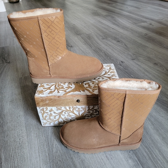 UGG Classic Short Logo Suede Boot - Picture 2 of 9